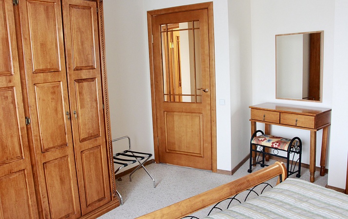 ВЫСШАЯ КАТЕГОРИЯ ДВУХМЕСТНЫЙ ТРЁХКОМНАТНЫЙ АПАРТАМЕНТ (с двуспальной кроватью)