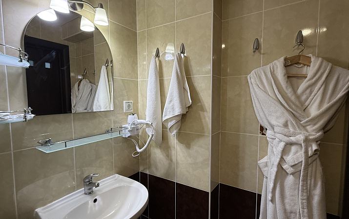 ВЫСШАЯ КАТЕГОРИЯ ДВУХМЕСТНЫЙ ДВУХКОМНАТНЫЙ ЛЮКС (с двумя раздельными кроватями)