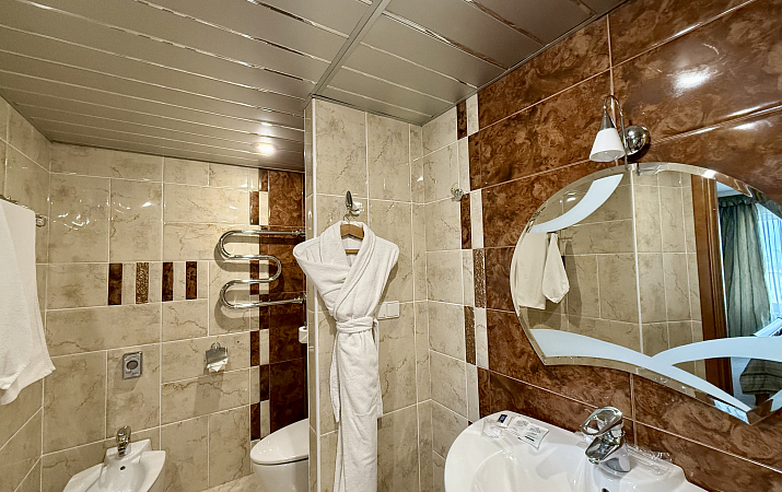 ВЫСШАЯ КАТЕГОРИЯ ДВУХМЕСТНЫЙ ТРЁХКОМНАТНЫЙ АПАРТАМЕНТ (с двуспальной кроватью)