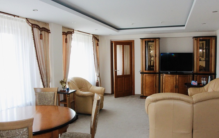 ВЫСШАЯ КАТЕГОРИЯ ДВУХМЕСТНЫЙ ТРЁХКОМНАТНЫЙ ЛЮКС (с двуспальной кроватью)