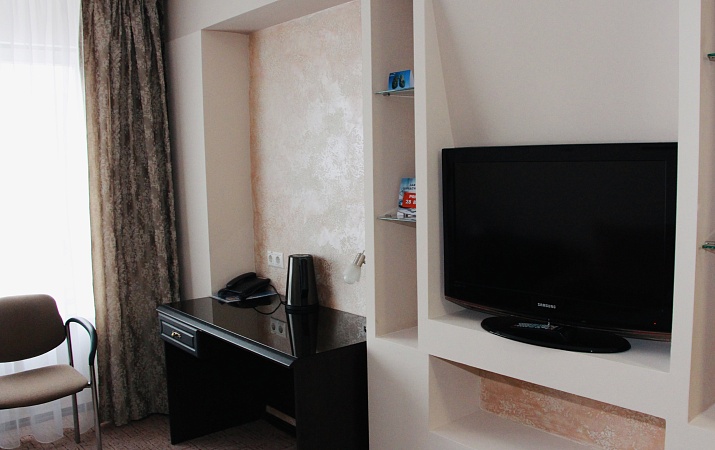 ВЫСШАЯ КАТЕГОРИЯ ДВУХМЕСТНЫЙ ДВУХКОМНАТНЫЙ ЛЮКС (с двумя раздельными кроватями)