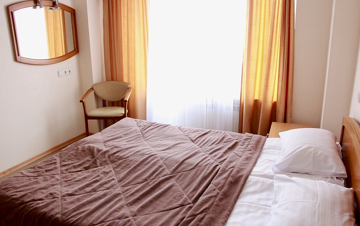 ВЫСШАЯ КАТЕГОРИЯ ДВУХМЕСТНЫЙ ДВУХКОМНАТНЫЙ ЛЮКС (с двуспальной кроватью)