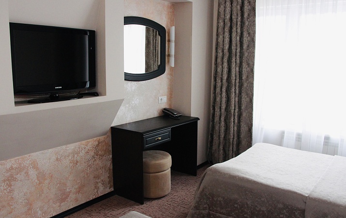 ВЫСШАЯ КАТЕГОРИЯ ДВУХМЕСТНЫЙ ДВУХКОМНАТНЫЙ ЛЮКС (с двумя раздельными кроватями)