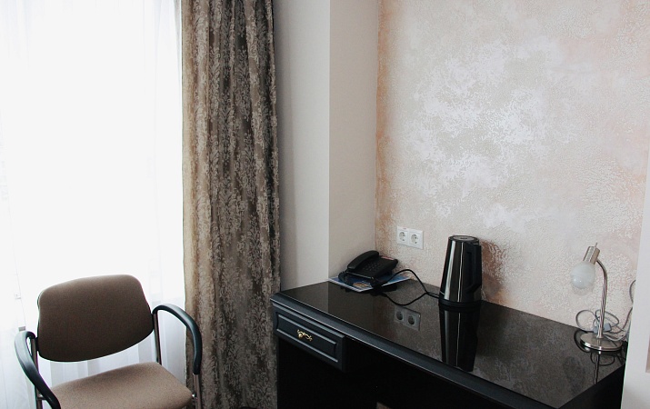 ВЫСШАЯ КАТЕГОРИЯ ДВУХМЕСТНЫЙ ДВУХКОМНАТНЫЙ ЛЮКС (с двумя раздельными кроватями)