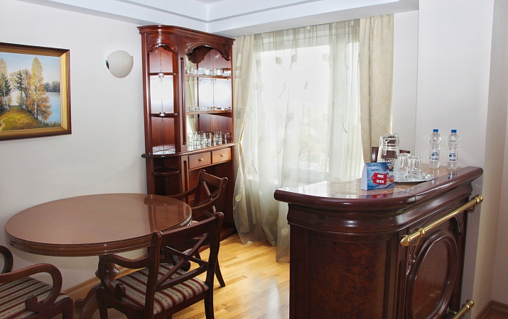 ВЫСШАЯ КАТЕГОРИЯ ДВУХМЕСТНЫЙ ТРЁХКОМНАТНЫЙ АПАРТАМЕНТ (с двуспальной кроватью)