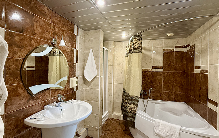 ВЫСШАЯ КАТЕГОРИЯ ДВУХМЕСТНЫЙ ТРЁХКОМНАТНЫЙ АПАРТАМЕНТ (с двуспальной кроватью)