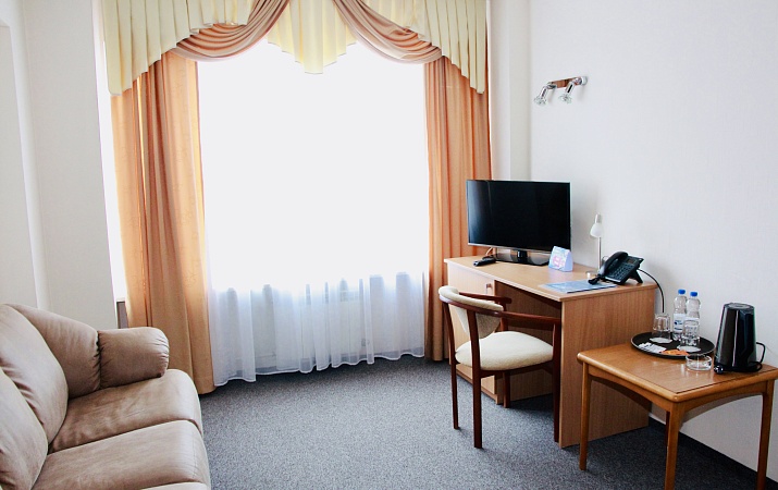 ВЫСШАЯ КАТЕГОРИЯ ДВУХМЕСТНЫЙ ДВУХКОМНАТНЫЙ ЛЮКС (с двуспальной кроватью)